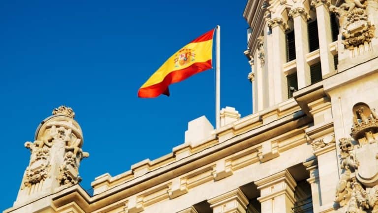 Étudiant marchant dans une rue en Espagne