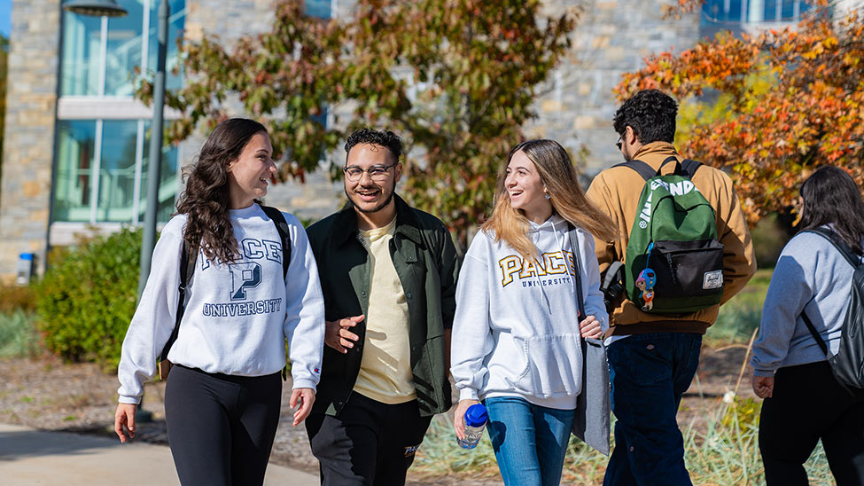 Étudiant souriant sur un campus universitaire
