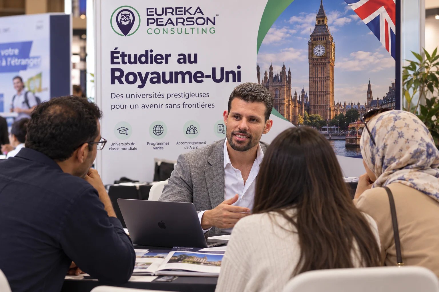 Conseiller Eureka Pearson avec une famille marocaine sur le stand Study in the United Kingdom