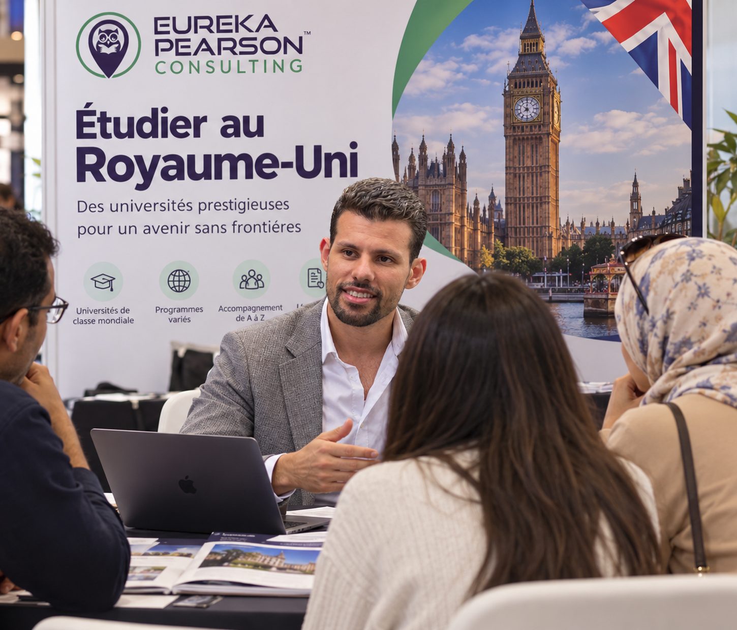 Conseiller Eureka Pearson avec une famille marocaine
