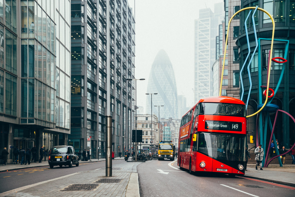Bus rouge dans une rue de Londres